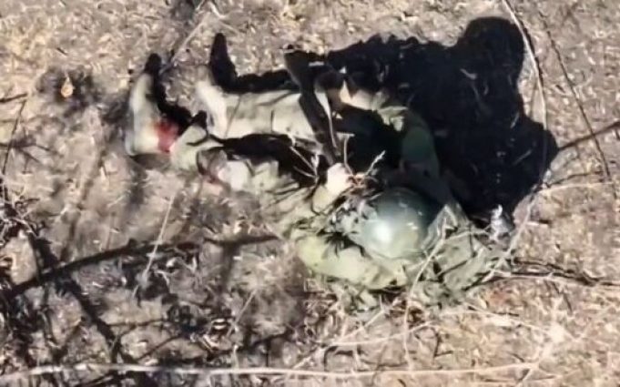 Окупант укоротив собі віку на полі бою. ВIДЕО 18+ Окупант-укоротив-собі-віку-на-полі-бою.-ВiДЕО-18+