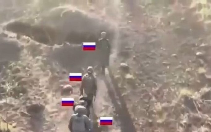Окупанти кидають ноші зі своїм пораненим поплічником і втікають. ВIДЕО Окупанти-кидають-ноші-зі-своїм-пораненим-поплічником-і-втікають.-ВiДЕО