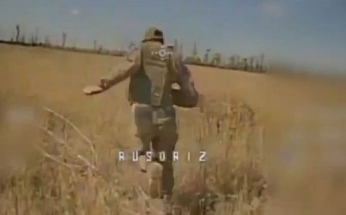Дрон-камікадзе заганяв у полі окупанта. ВIДЕО Дрон-камікадзе-заганяв-у-полі-окупанта.-ВiДЕО
