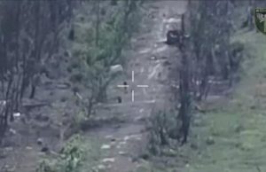 Окупант поставив на коліна свого товариша по службі та пустив йому кулю в потилицю. ВIДЕО Окупант-поставив-на-коліна-свого-товариша-по-службі-та-пустив-йому-кулю-в-потилицю.-ВiДЕО