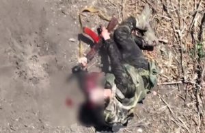 Поранений окупант вставляє дуло автомата до рота та скоює самогубство. ВIДЕО Поранений-окупант-вставляє-дуло-автомата-до-рота-та-скоює-самогубство.-ВiДЕО