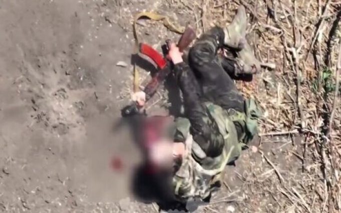 Поранений окупант вставляє дуло автомата до рота та скоює самогубство. ВIДЕО Поранений-окупант-вставляє-дуло-автомата-до-рота-та-скоює-самогубство.-ВiДЕО