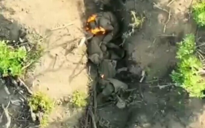 Окупанти горять заживо після скиду з українського дрону боєприпасу на Донеччині. ВIДЕО Окупанти-горять-заживо-після-скиду-з-українського-дрону-боєприпасу-на-Донеччині.-ВiДЕО