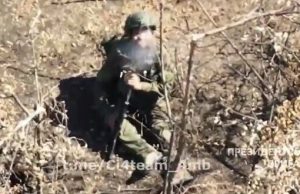 Окупант сів у кущах і застрелився під час бою. ВIДЕО 18+ Окупант-сів-у-кущах-і-застрелився-під-час-бою.-ВiДЕО-18+
