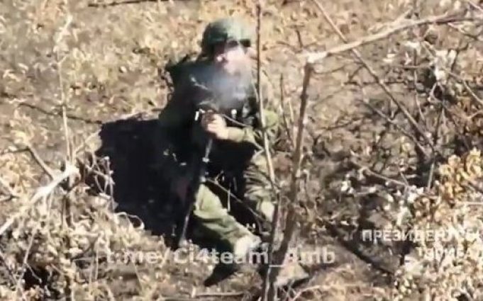 Окупант сів у кущах і застрелився під час бою. ВIДЕО 18+ Окупант-сів-у-кущах-і-застрелився-під-час-бою.-ВiДЕО-18+