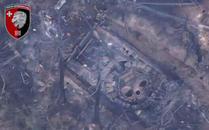 Бійці 63-ї ОМБр скидами з дрону знищили російській танк, замаскований у лісі. ВIДЕО Бійці-63-ї-ОМБр-скидами-з-дрону-знищили-російській-танк,-замаскований-у-лісі.-ВiДЕО