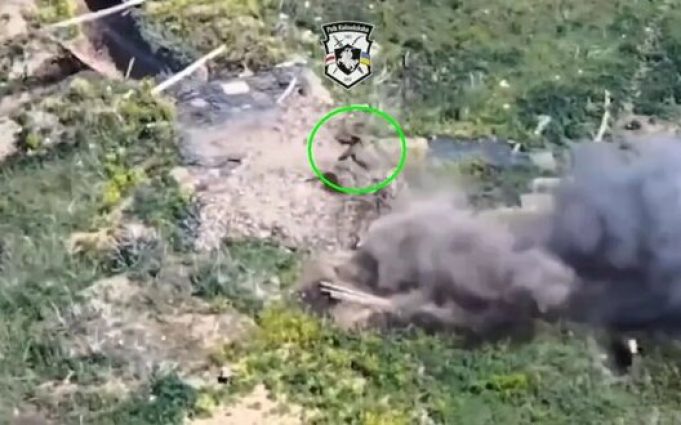 Наші бійці ліквідували окупанта: тіло загарбника зробило сальто у повітрі. ВIДЕО Наші-бійці-ліквідували-окупанта:-тіло-загарбника-зробило-сальто-у-повітрі.-ВiДЕО