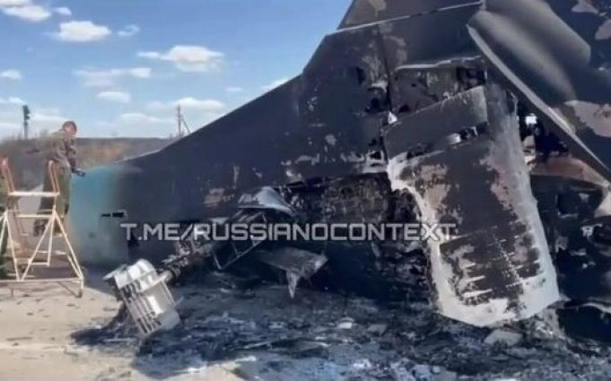 Знищений ворожий літак Су-34 на військовому аеродромі “Морозовськ”. ВIДЕО Знищений-ворожий-літак-Су-34-на-військовому-аеродромі-“Морозовськ”.-ВiДЕО