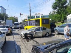 ДТП на вул.Глибочицька в Києві: трамвай зійшов із колій і потрощив близько 15 автівок, 6... ДТП-на-вулГлибочицька-в-Києві:-трамвай-зійшов-із-колій-і-потрощив-близько-15-автівок,-6.