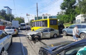 ДТП на вул.Глибочицька в Києві: трамвай зійшов із колій і потрощив близько 15 автівок, 6... ДТП-на-вулГлибочицька-в-Києві:-трамвай-зійшов-із-колій-і-потрощив-близько-15-автівок,-6.