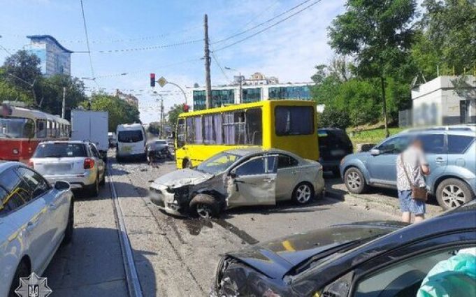 ДТП на вул.Глибочицька в Києві: трамвай зійшов із колій і потрощив близько 15 автівок, 6... ДТП-на-вулГлибочицька-в-Києві:-трамвай-зійшов-із-колій-і-потрощив-близько-15-автівок,-6.