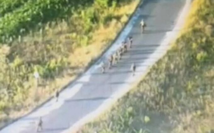 Група російських військовополонених йде під конвоєм дорогою в Курській області РФ. ВIДЕО Група-російських-військовополонених-йде-під-конвоєм-дорогою-в-Курській-області-РФ.-ВiДЕО