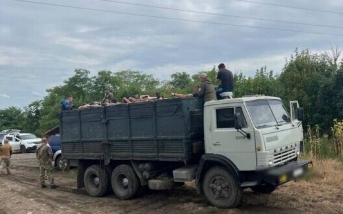 Прикордонники затримали 48 ухилянтів, які прямували до Молдови у “КАМАЗі”. ВІДЕО+ФОТО Прикордонники-затримали-48-ухилянтів,-які-прямували-до-Молдови-у-“КАМАЗі”.-ВІДЕО+ФОТО