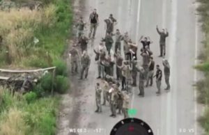 Понад 50 російських прикордонників здаються у полон на КПП “Суджа”. Повне ВIДЕО Понад-50-російських-прикордонників-здаються-у-полон-на-КПП-“Суджа”.-Повне-ВiДЕО