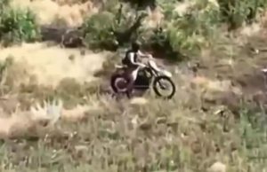 Окупант катався на мотоциклі біля Роботиного на Запоріжжі і йому відірвало ногу. ВIДЕО Окупант-катався-на-мотоциклі-біля-Роботиного-на-Запоріжжі-і-йому-відірвало-ногу.-ВiДЕО