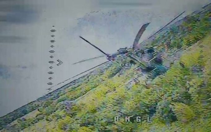 Оператор дрона-камікадзе уразив російський вертоліт над Курською областю РФ. ВIДЕО Оператор-дрона-камікадзе-уразив-російський-вертоліт-над-Курською-областю-РФ.-ВiДЕО
