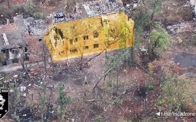 Бійці 92 ОШБр вщент знищили будинок, в якому ховалися російські загарбники. ВIДЕО Бійці-92-ОШБр-вщент-знищили-будинок,-в-якому-ховалися-російські-загарбники.-ВiДЕО