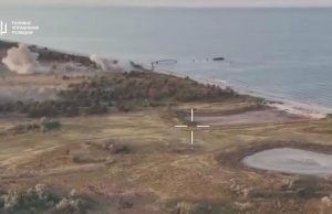 Спецпризначенці ГУР знищили на Кінбурнській косі десятки окупантів та їхню техніку. ВIДЕО Спецпризначенці-ГУР-знищили-на-Кінбурнській-косі-десятки-окупантів-та-їхню-техніку.-ВiДЕО