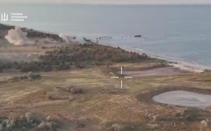 Спецпризначенці ГУР знищили на Кінбурнській косі десятки окупантів та їхню техніку. ВIДЕО Спецпризначенці-ГУР-знищили-на-Кінбурнській-косі-десятки-окупантів-та-їхню-техніку.-ВiДЕО