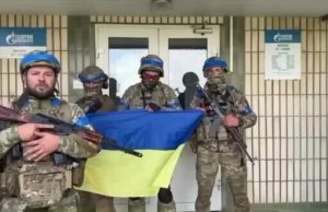 Українські військові записали звернення з міста Суджі Курської області. ВIДЕО Українські-військові-записали-звернення-з-міста-Суджі-Курської-області.-ВiДЕО