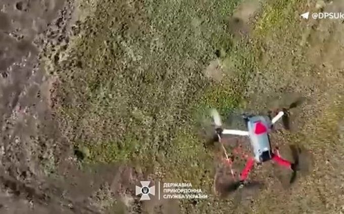 Прикордонники збили ворожий БпЛА на Бахмутському напрямку. ВIДЕО Прикордонники-збили-ворожий-БпЛА-на-Бахмутському-напрямку.-ВiДЕО