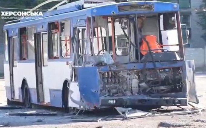 Росіяни вдарили по “Херсонелектротрансу”: пошкоджено будівлі і 24 тролейбуси. ВIДЕО Росіяни-вдарили-по-“Херсонелектротрансу”:-пошкоджено-будівлі-і-24-тролейбуси.-ВiДЕО