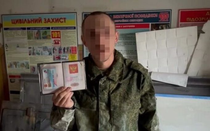 Українські десантники за допомогою дрона взяли у полон окупанта. ВIДЕО Українські-десантники-за-допомогою-дрона-взяли-у-полон-окупанта.-ВiДЕО