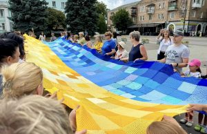 У Нововолинську розгорнули найбільший вʼязаний прапор України У-Нововолинську-розгорнули-найбільший-вʼязаний-прапор-України