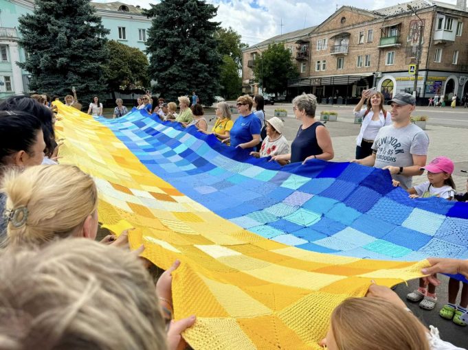 У Нововолинську розгорнули найбільший вʼязаний прапор України У-Нововолинську-розгорнули-найбільший-вʼязаний-прапор-України