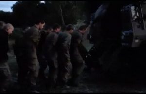 Бійці вантажать захоплених у полон на Курщині росіян у бронеавтомобіль. ВIДЕО Бійці-вантажать-захоплених-у-полон-на-Курщині-росіян-у-бронеавтомобіль.-ВiДЕО