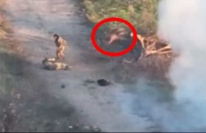 Шматок окупанта після вибуху пролітає повз його уцілілого поплічника. ВIДЕО Шматок-окупанта-після-вибуху-пролітає-повз-його-уцілілого-поплічника.-ВiДЕО