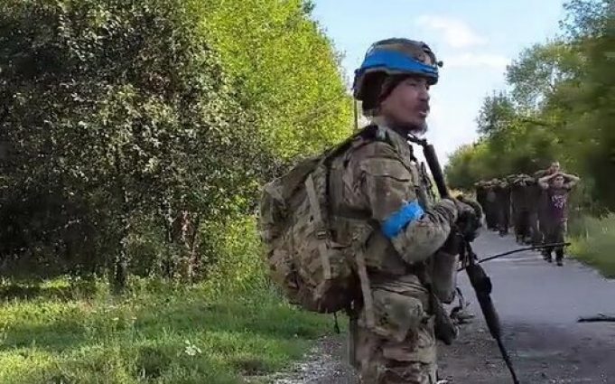 Воїни ЗСУ взяли у полон ще 30 російських військових на Курщині. ВIДЕО Воїни-ЗСУ-взяли-у-полон-ще-30-російських-військових-на-Курщині.-ВiДЕО