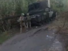 Бійці трофеять справний російський танк Т-80 на Курщині. ВIДЕО Бійці-трофеять-справний-російський-танк-Т-80-на-Курщині.-ВiДЕО