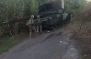 Бійці трофеять справний російський танк Т-80 на Курщині. ВIДЕО Бійці-трофеять-справний-російський-танк-Т-80-на-Курщині.-ВiДЕО