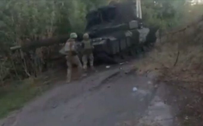Бійці трофеять справний російський танк Т-80 на Курщині. ВIДЕО Бійці-трофеять-справний-російський-танк-Т-80-на-Курщині.-ВiДЕО