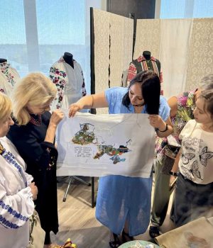 Вишивальниця-Тетяна-Коноплюк-презентувала-свої-роботи-в-етногалереї-Русовичі