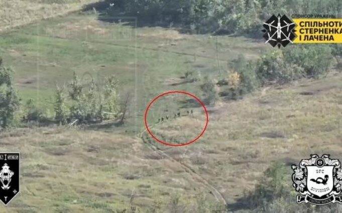 FPV-дрон атакує групу російських військових із 7 осіб на півночі Харківської області. ВIДЕО fpv-дрон-атакує-групу-російських-військових-із-7-осіб-на-півночі-Харківської-області.-ВiДЕО