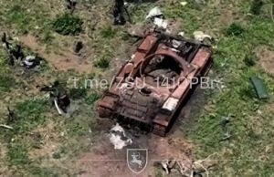 Окупант, тікаючи від атаки дрона-камікадзе, підірвався на міні. ВIДЕО Окупант,-тікаючи-від-атаки-дрона-камікадзе,-підірвався-на-міні.-ВiДЕО