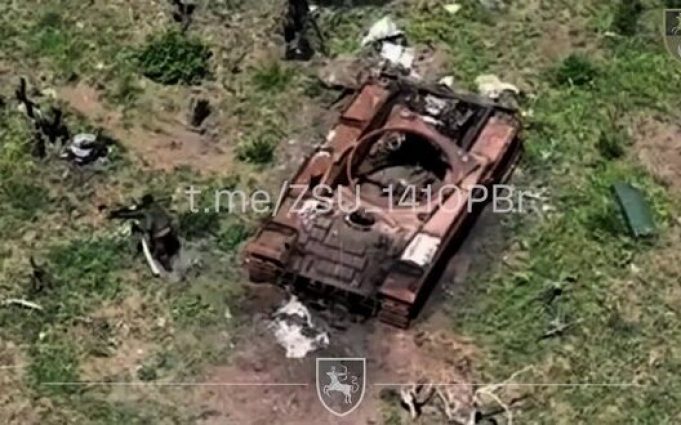 Окупант, тікаючи від атаки дрона-камікадзе, підірвався на міні. ВIДЕО Окупант,-тікаючи-від-атаки-дрона-камікадзе,-підірвався-на-міні.-ВiДЕО