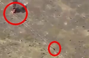 Окупант-байкер чимдуж тікає, покинувши свого поплічника, у якого поцілив дрон. ВIДЕО Окупант-байкер-чимдуж-тікає,-покинувши-свого-поплічника,-у-якого-поцілив-дрон.-ВiДЕО