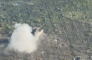 Воїни бригади “Азов” знищили ворожу бронемашину ударом безпілотника. ВIДЕО Воїни-бригади-“Азов”-знищили-ворожу-бронемашину-ударом-безпілотника.-ВiДЕО