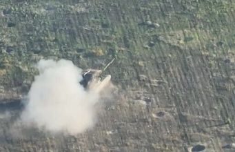 Воїни бригади “Азов” знищили ворожу бронемашину ударом безпілотника. ВIДЕО Воїни-бригади-“Азов”-знищили-ворожу-бронемашину-ударом-безпілотника.-ВiДЕО