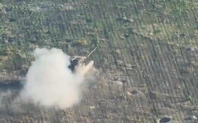 Воїни бригади “Азов” знищили ворожу бронемашину ударом безпілотника. ВIДЕО Воїни-бригади-“Азов”-знищили-ворожу-бронемашину-ударом-безпілотника.-ВiДЕО