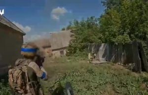 Спецпризначенці ССО знешкоджують російських військових у Курській області. ВIДЕО Спецпризначенці-ССО-знешкоджують-російських-військових-у-Курській-області.-ВiДЕО