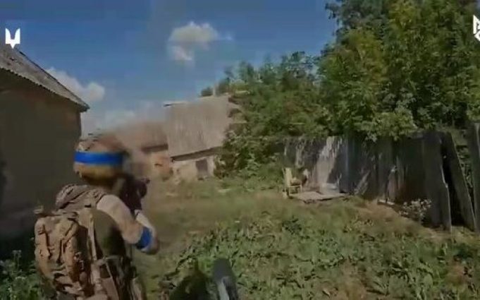 Спецпризначенці ССО знешкоджують російських військових у Курській області. ВIДЕО Спецпризначенці-ССО-знешкоджують-російських-військових-у-Курській-області.-ВiДЕО