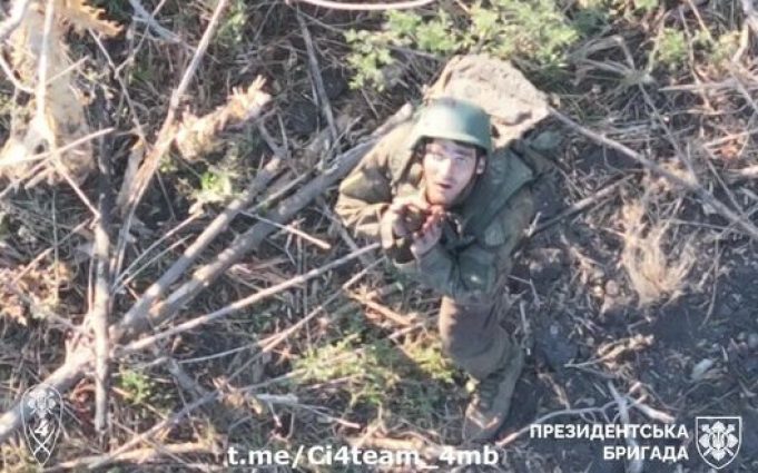 Російський військовий здався у полон операторам БпЛА з Президентської бригади. ВIДЕО Російський-військовий-здався-у-полон-операторам-БпЛА-з-Президентської-бригади.-ВiДЕО