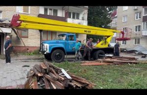 Внаслідок негоди у Володимирі зірвало дах з багатоповерхівки: пошкоджені вікна, автомобілі (ВІДЕО) Внаслідок негоди у Володимирі зірвало дах з багатоповерхівки: пошкоджені вікна, автомобілі (ВІДЕО)