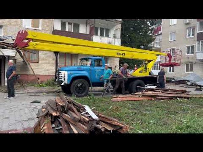 Внаслідок негоди у Володимирі зірвало дах з багатоповерхівки: пошкоджені вікна, автомобілі (ВІДЕО) Внаслідок негоди у Володимирі зірвало дах з багатоповерхівки: пошкоджені вікна, автомобілі (ВІДЕО)