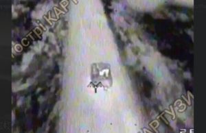 Тепловізійний FPV-дрон знищує гольфкар з окупантами на Харківщині. ВIДЕО Тепловізійний-fpv-дрон-знищує-гольфкар-з-окупантами-на-Харківщині.-ВiДЕО