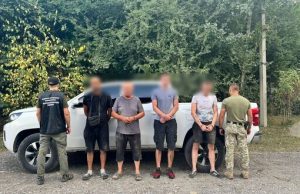 На Закарпатті прикордонники затримали двох ухилянтів з провідниками. ВIДЕО На-Закарпатті-прикордонники-затримали-двох-ухилянтів-з-провідниками.-ВiДЕО